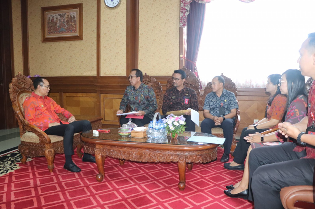 Wabup Suiasa Terima Audensi Kwarcab Badung